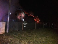 Požár domu likvidovalo 10 jednotek hasičů
