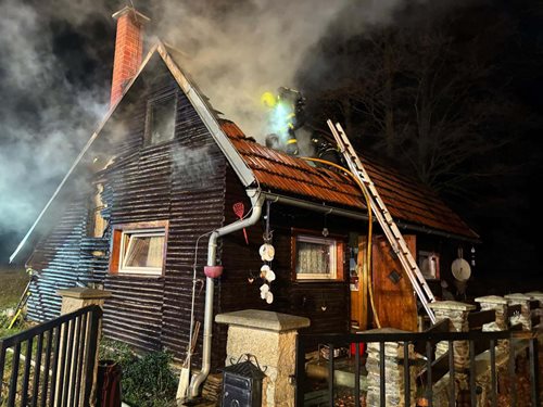Záchrana z hořící chaty. Plameny způsobily vysoké škody