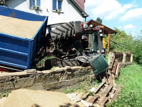 Tragické dopravní nehody - zemřeli dva lidé na motorce a řidič vozidla
