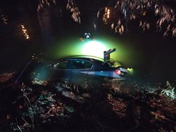 Utopené vozidlo z Metuje lovili hasiči za pomoci potápěče
