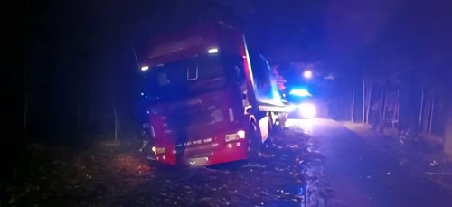 Kamion skončil pod stromem, hasiči museli zasahovat dvakrát