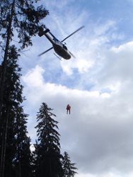 Zraněného dělníka z lesa transportoval vrtulník