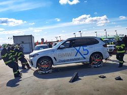 VIDEO Olomoučtí hasiči vyvinuli speciální vozíky. Usnadní zásah u hořícího elektromobilu