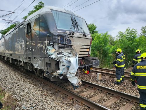 DN dodávky a vlaku na mělnickém přejezdu
