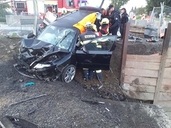 Tragická nehoda v České Třebové: Osobní auto havarovalo na rozestavěném kruhovém objezdu