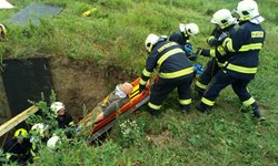 Záchranu zasypaného muže provázelo riziko sesuvu stěn výkopu