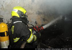 Při požáru bytu v pražském Radotíně hasiči zachránili 13 osob
