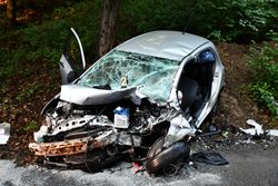 Hasiči vyprostili dvě osoby z havarovaného vozidla v Břežanském údolí