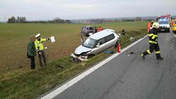 Po střetu tří vozidel na Chrudimsku bylo v místě nehody pět zraněných osob