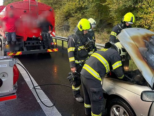 Oheň zachvátil auto na dálnici, kolemjedoucí řidiči zabránili větším škodám