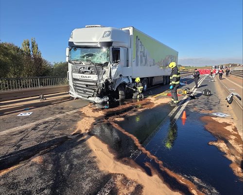 Tragická nehoda zablokovala hlavní tah: Hasiči bojovali o život zraněných i s únikem paliva