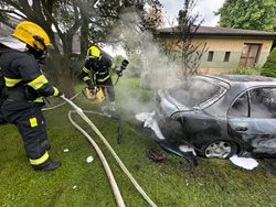 Hasiči v akci: Hořící auto ohrozilo chatu