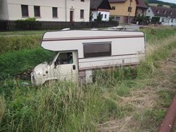 Obytné auto skončilo v korytě potoka. Vytáhl ho vyprošťovací automobil hasičů
