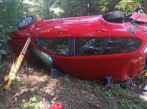 Auto se převrátilo do příkopu: zraněný řidič a zásah hasičů proti unikajícím kapalinám