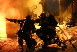 Při požáru rodinného domku na Olomoucku se zranily dvě osoby.