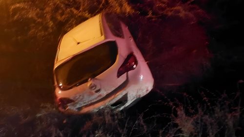 Auto skončilo převrácené ve škarpě. Řidič nadýchal 1,2 promile