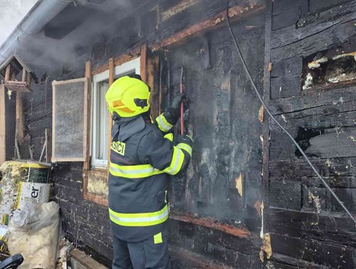 Rozsáhlý požár dřevěné chaty si vyžádal zásah několika jednotek