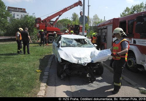 V Praze 10 se převrátilo auto na střechu a skončilo v potoce Botič. 
