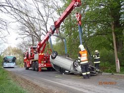 Hasiči pomáhali s vyproštovací technikou