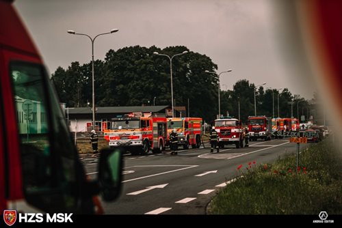 Zásobníky na plyn v Českém Těšíně uhašeny a v noci dochlazeny za 23 hodin