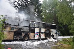 Dnes  odpoledne došlo ve Vizovicích k požáru autobusu. Na požár upozornila řidiče autobusu policejní hlídka