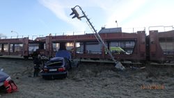 Při střetu nákladního vlaku a osobního vozu byl zraněn řidič