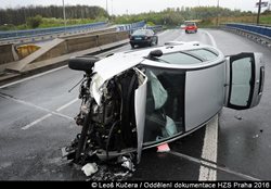 Na Jižní spojce se převrátilo auto na bok