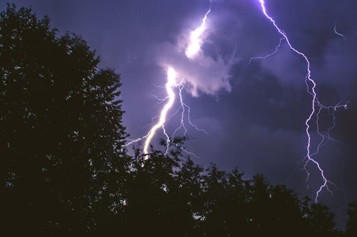 Meteorologové zpřísnili výstrahu. Část republiky může zasáhnout velmi silná bouřková linie