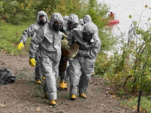 Masivní zásah u jezera: Likvidace následků uniklého benzenu pokračuje