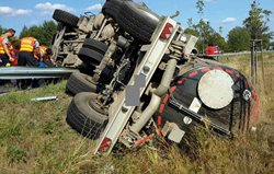Vyproštění převrácené cisterny s fekáliemi na Karlovarsku trvalo několik hodin  