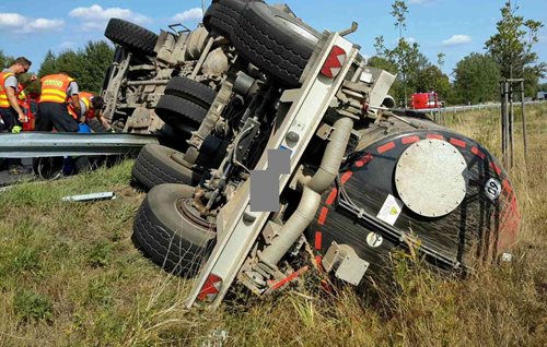 Vyproštění převrácené cisterny s fekáliemi na Karlovarsku trvalo několik hodin  