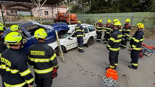 Každá minuta rozhoduje. Hasiči v Chebu trénovali vyprošťování z havarovaných vozidel