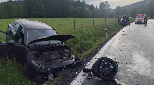 Dvě osobní auta se střetla u Jenína. Nehoda na několik hodin uzavřela silnici