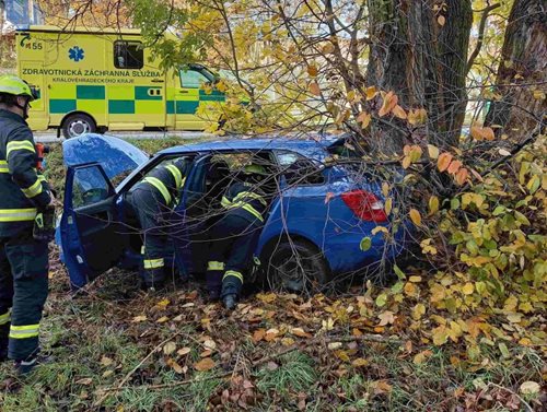 Po nárazu do lampy skončilo auto mimo silnici. Řidič utrpěl zranění