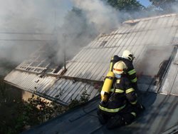 Požárem byla zničena střecha rodinného domu. 