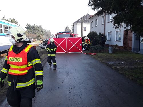 Po železniční nehodě jsme vyprostili ze zdemolovaného auta řidiče i spolujezdce