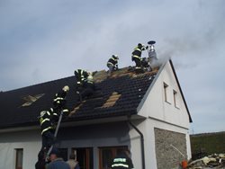 Při požáru střechy v Čenovicích uchránili hasiči dům za 1,5 milionu