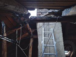 Požár střechy likvidovalo pět jednotek hasičů