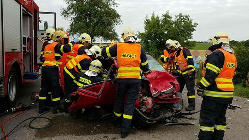 Řidič nákladního auta od nehody ujel, na místě nechal dvě těžce zraněné osoby