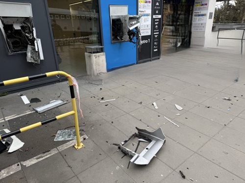 Výbuch poškodil bankomaty a uzavřel okolí