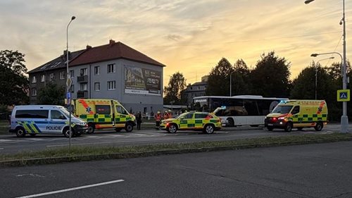 Tragický střet motorkáře s chodcem. Motocyklista zemřel, chodec bojuje o život