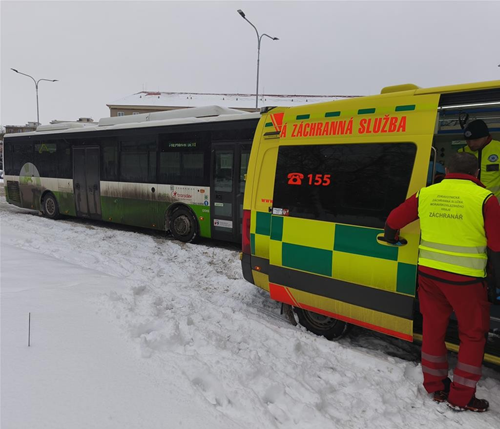 Střet autobusu s dětmi a nákladního vozidla si vyžádal zásah záchranářů