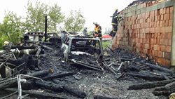V Lubech shořela kůlna i se zaparkovaným autem