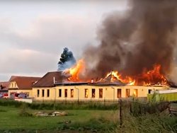 Požár výrobní haly na Příbramsku likvidovalo sedmnáct jednotek