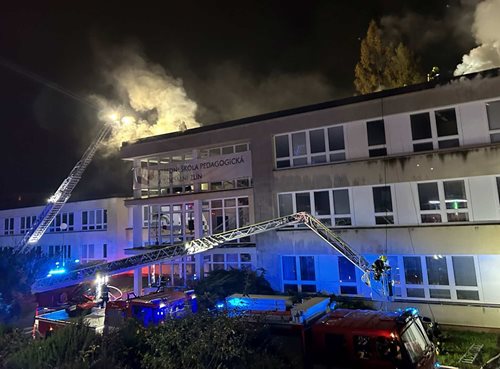 Požár střechy školy ve Zlíně má dohru. Kriminalisté obvinili pracovníka stavební firmy