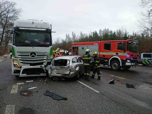Hasiči zasahovali u nehody dvou nákladních vozidel a osobního auta