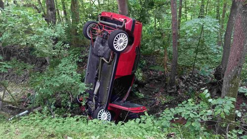 Auto skončilo po nehodě v potoce. Hasiči vyprošťovali zraněného řidiče