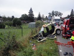 Po nehodě dvou vozidel museli hasiči vyprošťovat zraněnou osobu