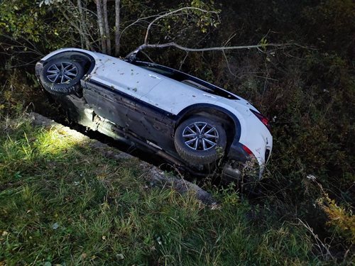Řidič zůstal zaklíněný ve voze po ranní nehodě, pomohli mu dobrovolní hasiči