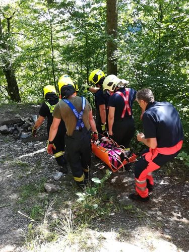 Transport zraněné ženy z nepřístupného prostoru pro ZZS